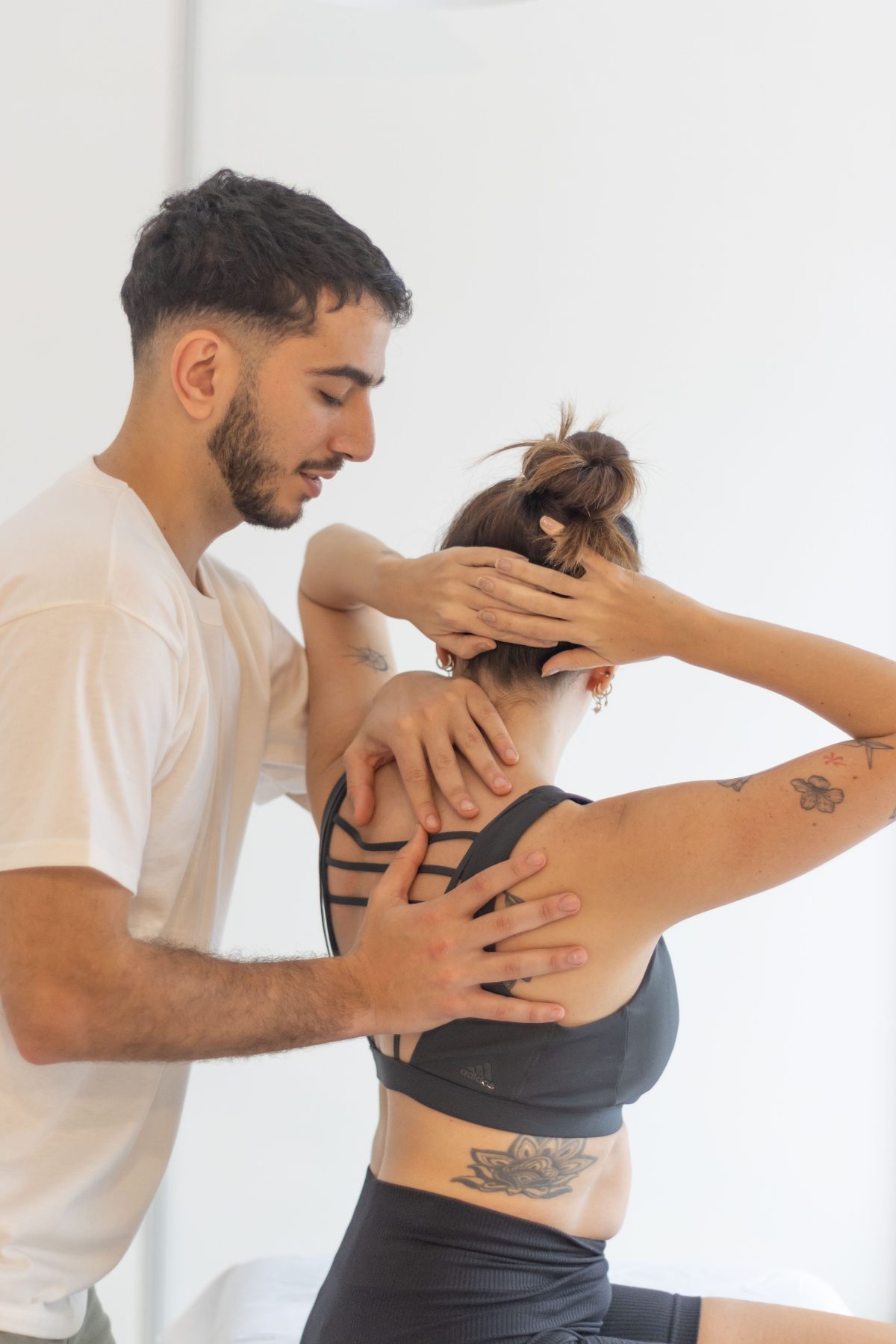 Estiramiento de cuello para aliviar la tensión de trapecios